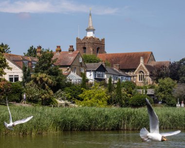 İngiltere 'nin Essex kentindeki güzel Maldon kasabasındaki Promenade Park' taki gölün karşısına bakın. St. Marys Kilisesi uzaktan görülebilir..