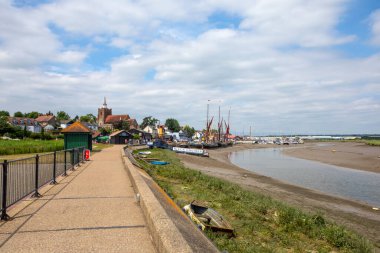Essex, İngiltere - 27 Haziran 2024: İngiltere 'nin Essex kentindeki güzel Maldon kasabasındaki Promenade Park' tan görüntü.