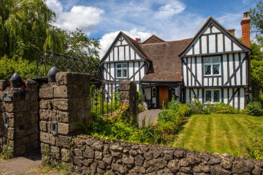 Essex, İngiltere - 27 Haziran 2024: Runwell, Essex 'teki Burr Hall' un ortaçağ ahşap çerçeveli dış yüzeyi
