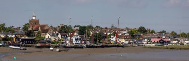 Essex, İngiltere - 27 Haziran 2024: İngiltere 'nin Essex kentindeki Maldon kasabasının Chelmer Nehri üzerinde güzel bir panoramik manzara.