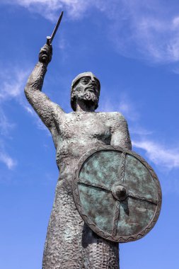 Essex, İngiltere - 27 Haziran 2024: Essex, İngiltere 'deki Maldon kasabasında Anglo-Sakson Byrhtnoth heykeli. Byrhtnoth, M.S. 991 'de Vikinglere karşı Maldon Muharebesi' nde öldü..