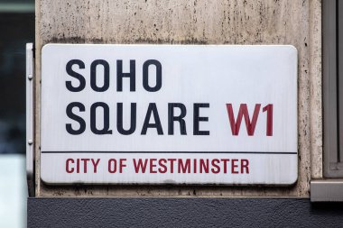 Londra, İngiltere - 1 Temmuz 2024: Londra, İngiltere 'de Soho Meydanı için sokak tabelası