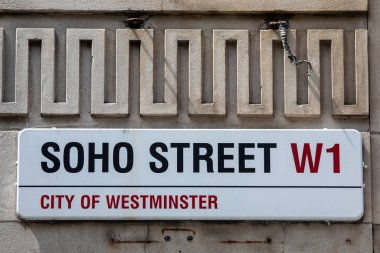 Londra, İngiltere - 1 Temmuz 2024: Londra, İngiltere 'de Soho Caddesi için sokak tabelası