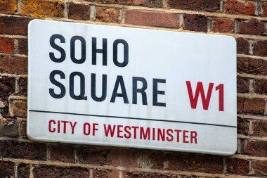 Londra, İngiltere - 1 Temmuz 2024: Londra, İngiltere 'de Soho Meydanı için sokak tabelası.