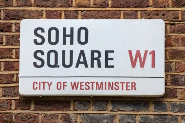 Londra, İngiltere - 1 Temmuz 2024: Londra, İngiltere 'de Soho Meydanı için sokak tabelası.