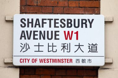 Londra, İngiltere - 1 Temmuz 2024: Londra 'daki Shaftesbury Caddesi için sokak tabelası hem İngilizce hem de Çince olarak heceleniyor, İngiltere.