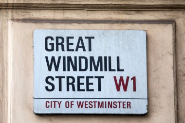 Londra, İngiltere - 1 Temmuz 2024: Londra, İngiltere 'deki Great Windmill Street sokak tabelası.