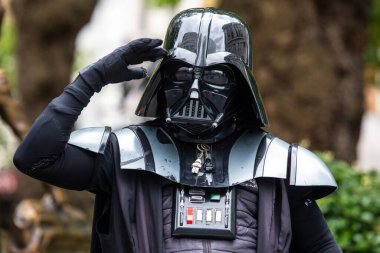 Londra, İngiltere - 1 Temmuz 2024: Star Wars karakteri Darth Vader kılığında bir sokak göstericisi Leicester Square, Londra, İngiltere.