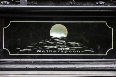 Londra, İngiltere - 1 Temmuz 2024: The Wetherspoon tabelası Leicester Meydanı, Londra, İngiltere 'deki The Moon Under Water kamu binasının dış tarafında.