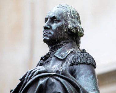 Londra, İngiltere - 1 Temmuz 2024: Kurucu Baba Heykeli ve ABD Başkanı George Washington - Londra, İngiltere 'deki Trafalgar Meydanı' ndaki Ulusal Galeri 'nin önünde yer aldı..