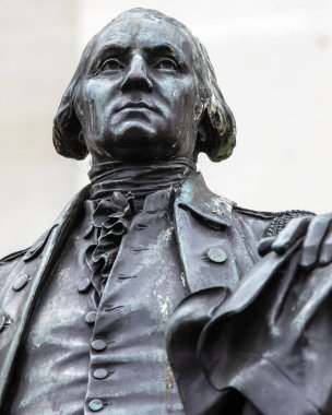 Londra, İngiltere - 1 Temmuz 2024: Kurucu Baba Heykeli ve ABD Başkanı George Washington - Londra, İngiltere 'deki Trafalgar Meydanı' ndaki Ulusal Galeri 'nin önünde yer aldı..