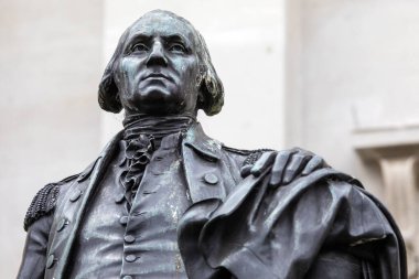 Londra, İngiltere - 1 Temmuz 2024: Kurucu Baba Heykeli ve ABD Başkanı George Washington - Londra, İngiltere 'deki Trafalgar Meydanı' ndaki Ulusal Galeri 'nin önünde yer aldı..