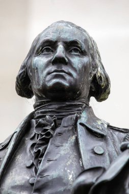 Londra, İngiltere - 1 Temmuz 2024: Kurucu Baba Heykeli ve ABD Başkanı George Washington - Londra, İngiltere 'deki Trafalgar Meydanı' ndaki Ulusal Galeri 'nin önünde yer aldı..