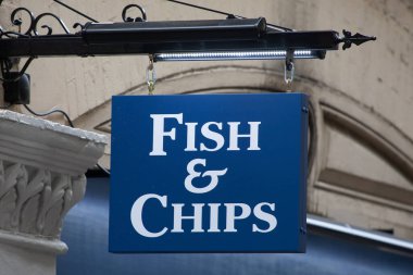 Londra, İngiltere - 1 Temmuz 2024: İngiltere 'de bir balık ve patates kızartması restoranının dış kısmında yakın plan imzası.