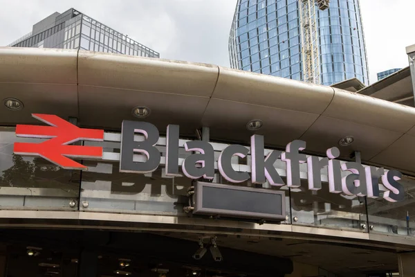 Londra, İngiltere - 3 Haziran 2024: Londra, İngiltere 'deki Blackfriars tren istasyonunun girişindeki tabela.