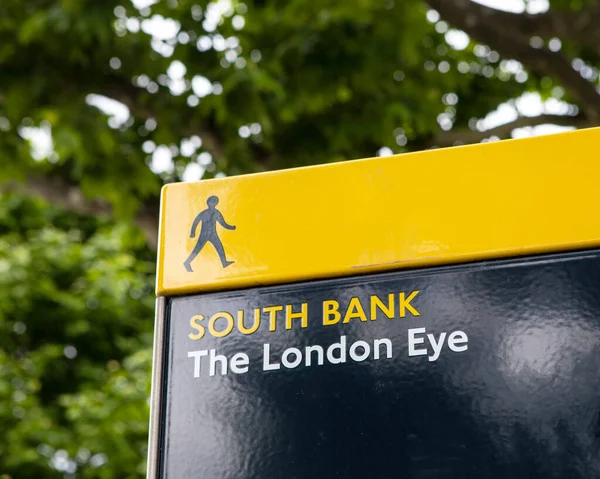 Londra 'daki South Bank üzerinde Londra Gözü için bir yaya tabelası..