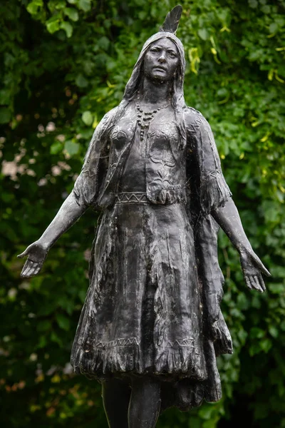 Gravesend, İngiltere - 9 Haziran 2024: İngiltere 'nin Kent kentinde bulunan St. Georges Kilisesi' nin kilisesinde bulunan Prenses Pocahontas 'ın anısına dikilen heykel.