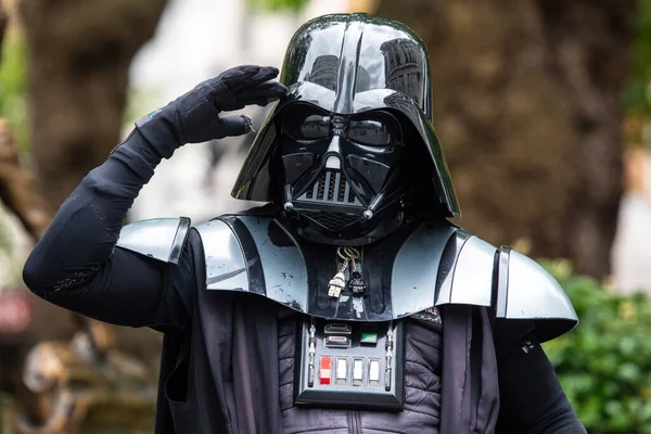 Londra, İngiltere - 1 Temmuz 2024: Star Wars karakteri Darth Vader kılığında bir sokak göstericisi Leicester Square, Londra, İngiltere.