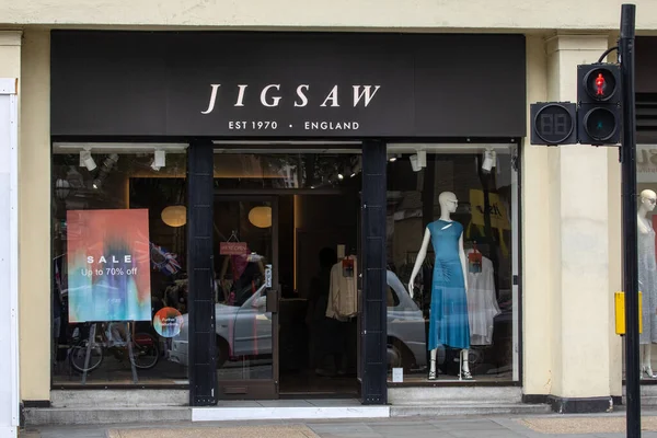 Londra, İngiltere - 1 Temmuz 2024: Jigsaw 'un dış kısmı, Londra, İngiltere' de Strand 'da yer almaktadır..