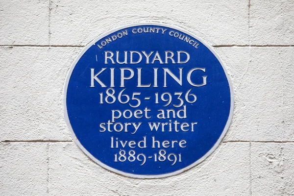 Londra, İngiltere - 1 Temmuz 2024: Londra, İngiltere 'de Villiers Caddesi' nde bir zamanlar şair Rudyard Kipling 'in yaşadığı yeri gösteren mavi bir plaket.