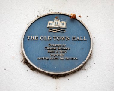 Hertfordshire, İngiltere 'deki Hitchin kasabasında bulunan Brand Caddesi' nde 1840 yılında inşa edilen eski belediye binasının yerini gösteren mavi bir plaket..