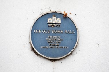 Hertfordshire, İngiltere 'deki Hitchin kasabasında bulunan Brand Caddesi' nde 1840 yılında inşa edilen eski belediye binasının yerini gösteren mavi bir plaket..