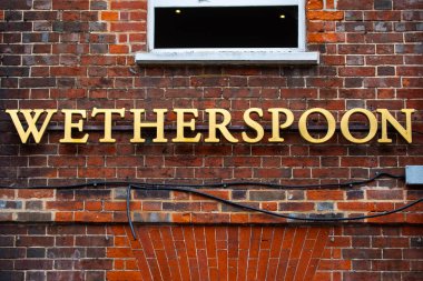 Hertfordshire, İngiltere - 31 Ağustos 2024: İngiltere 'deki barlarından birinin dışındaki Wetherspoon tabelası.