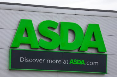 Hertfordshire, İngiltere - 31 Ağustos 2024: Asda logosu Birleşik Krallık 'taki mağazalarından birinin önünde.