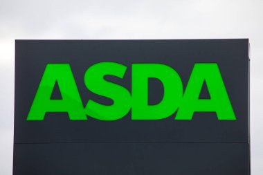 Hertfordshire, İngiltere - 31 Ağustos 2024: Asda logosu Birleşik Krallık 'taki mağazalarından birinin önünde.