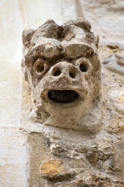Hitchin, Hertfordshire, İngiltere 'deki St. Marys Kilisesi' nin dış tarafındaki bir heykele yakın çekim..