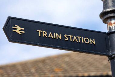 Essex, İngiltere 'de Burnham' daki tren istasyonuna giden yolu gösteren bir levhanın yakın çekimi..