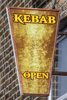 İngiltere 'deki Kebap Dükkanı tabelasına yakın çekim..