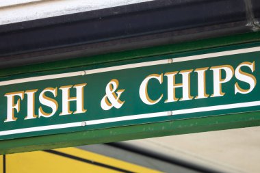 İngiltere 'de bir balık ve patates kızartması tabelasının yakın çekimi..
