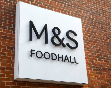 Essex, İngiltere - 27 Ağustos 2024: Essex, İngiltere 'deki mağazalarından birinin dış tarafında bir M & S Foodhall tabelası.