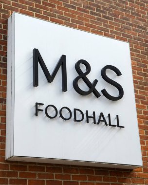 Essex, İngiltere - 27 Ağustos 2024: Essex, İngiltere 'deki mağazalarından birinin dış tarafında bir M & S Foodhall tabelası.