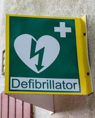 Defibrilatör işaretinin yakın plan görüntüsü.