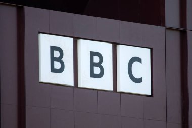 Londra, İngiltere - 23 Ağustos 2024: Binanın dış tarafındaki BBC logosu 2025 yılında açılacak olan Stratford, Doğu Londra 'daki BBC Müzik Stüdyolarına ev sahipliği yapacak..