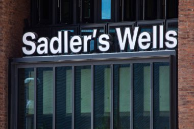 Londra, İngiltere - 23 Ağustos 2024: Stratford, Londra, İngiltere 'deki Sadlers Wells' in doğu tarafındaki tabela.