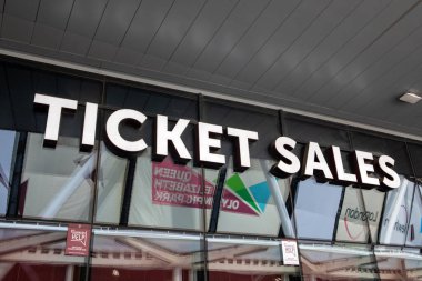 Londra, İngiltere - 23 Ağustos 2024: Londra Stadyumu 'nun dışındaki Queen Elizabeth Olympic Park, Stratford, Londra' daki bilet gişesinde bilet satışı imzası.