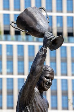 Londra, İngiltere - 23 Ağustos 2024: West Ham United 'ın Avrupa Şampiyonlar Heykeli, Londra' daki Queen Elizabeth Olimpiyat Parkı 'ndaki Bobby Moore' un heykeli.