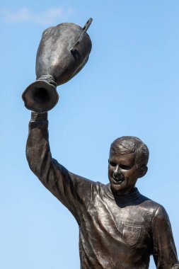 Londra, İngiltere - 23 Ağustos 2024: West Ham United 'ın Avrupa Şampiyonlar Heykeli, Londra' daki Queen Elizabeth Olimpiyat Parkı 'ndaki Bobby Moore' un heykeli.