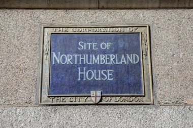 Londra, İngiltere - 20 Ağustos 2024: Londra, İngiltere 'de St. Martins le-Grand' de bir zamanlar Kral IV. Henry 'e ait olan Northumberland House' un bulunduğu yeri gösteren mavi bir plaket.