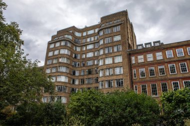 Londra, İngiltere - 20 Ağustos 2024: Florin Court, Londra Charterhouse Square 'den izlendi. Florin Court, Hercule Poirot 'nun hayali evi olarak kullanıldı..