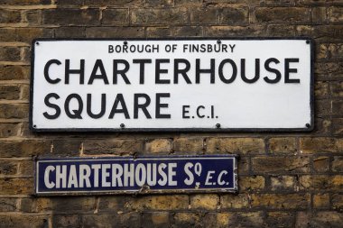 Londra, İngiltere - 20 Ağustos 2024: Londra, İngiltere 'de Charterhouse Meydanı için bir sokak tabelası.
