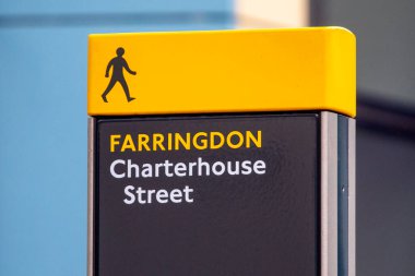 Londra, İngiltere 'nin Farringdon bölgesinde bulunan Charterhouse Caddesi' nde yaya tabelası..