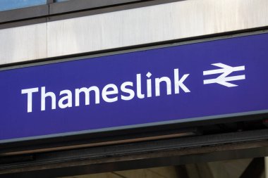 Londra, İngiltere - 20 Ağustos 2024: Londra 'nın merkezindeki bir tren istasyonunun dış kısmında Thameslink tabelası.