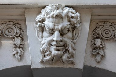 İngiltere, Londra 'da Charterhouse Meydanı' nda bir kapı eşiğinin üzerindeki şeytan suratlı heykelin yakın çekimi..