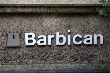 Londra, İngiltere 'deki Barbican mülkünün dış tarafında bir tabela..
