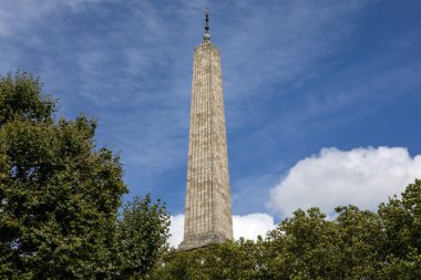 Londra, İngiltere 'deki Old Street' teki St. Lukes Kilisesi 'nin kulesi. Bina şu anda Londra Senfoni Orkestrası tarafından eğitim ve toplum programı olarak kullanılıyor..