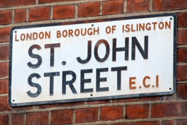 Londra 'nın Clerkenwell bölgesinde St. John Caddesi için sokak tabelası..